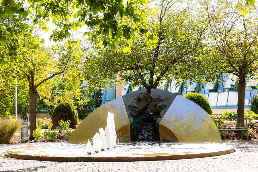 Der Brunnen vor der Frankenland-Klinik. Der Brunnen vor der Frankenland-Klinik.