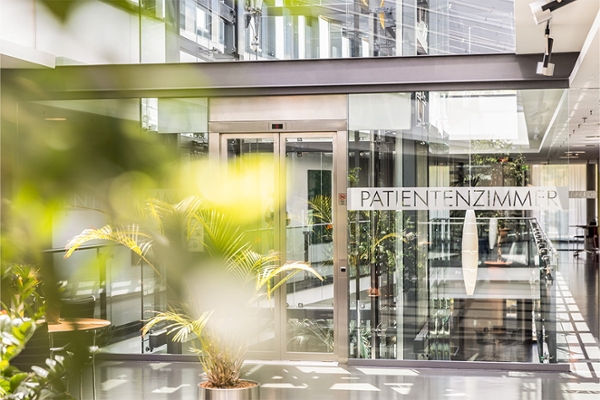 Der Zugang zu den Patientenzimmern im Eingangsbereich. Der Zugang zu den Patientenzimmern im Eingangsbereich.