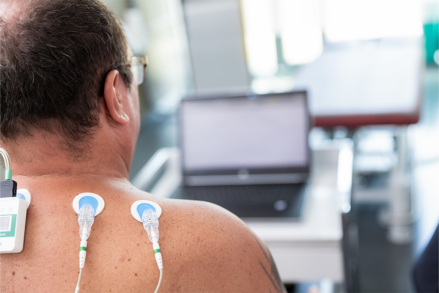 Die Rückansicht eines Patienten bei der Biofeedback-Therapie.