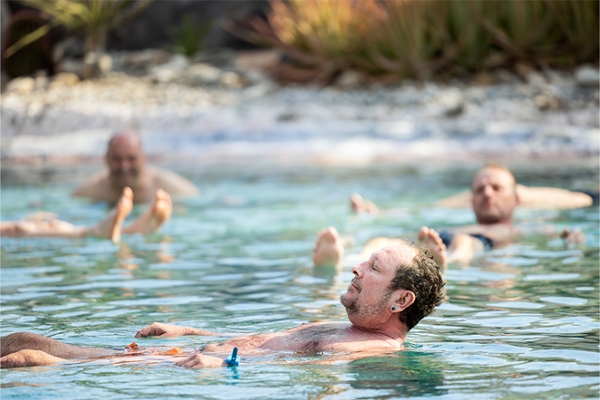 Patientinnen und Patienten entspannen im Salzsee der Franken-Therme. Patientinnen und Patienten entspannen im Salzsee der Franken-Therme.