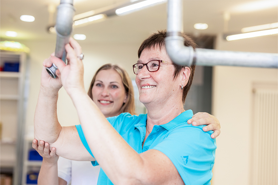 Eine Patientin trainiert unter Aufsicht im Work Park. Eine Patientin trainiert unter Aufsicht im Work Park.